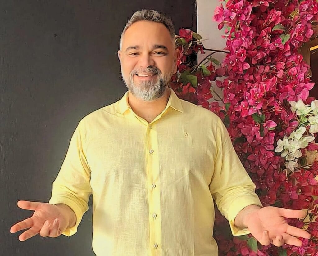 Joviniano Resende sorrindo de braços abertos